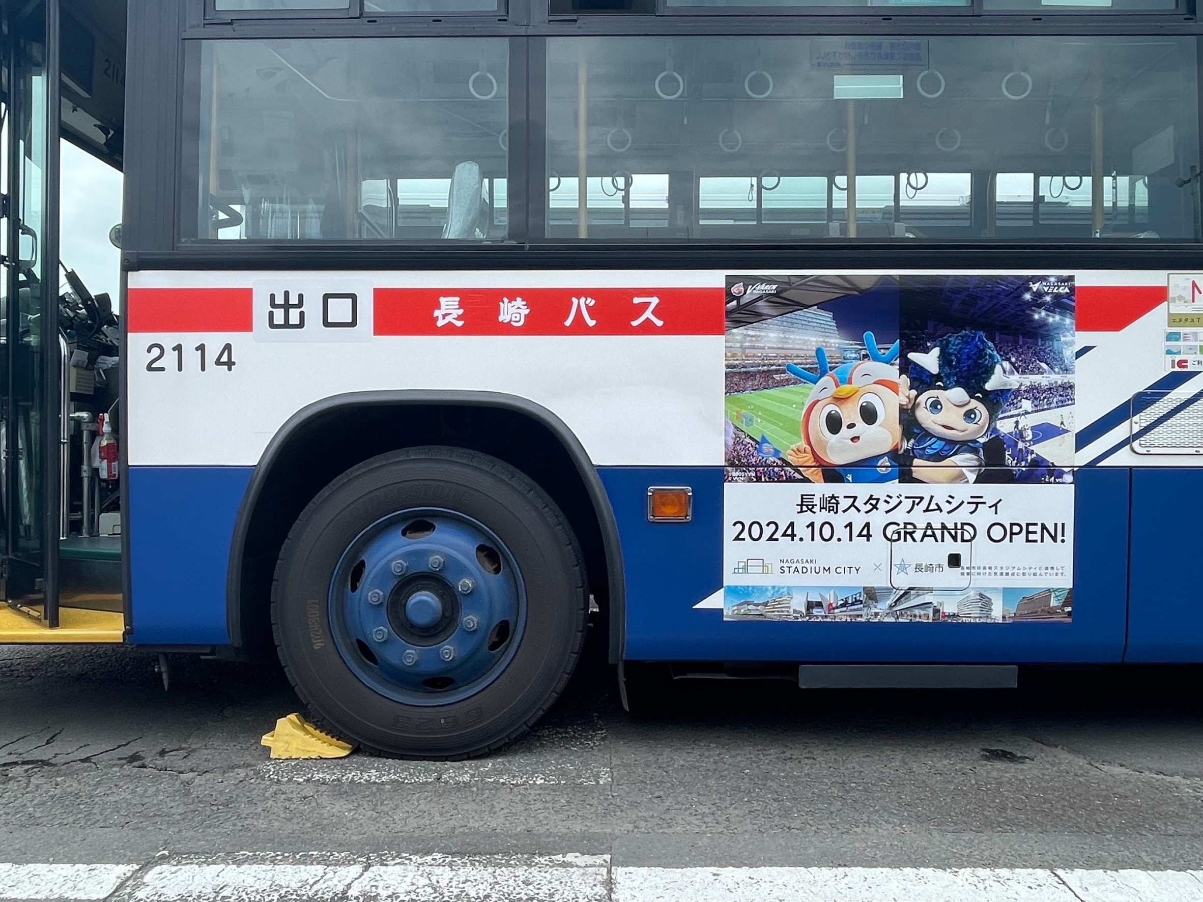 プチプチラッピング（左面）＜タテxヨコ1,000mm x 1,000mm＞